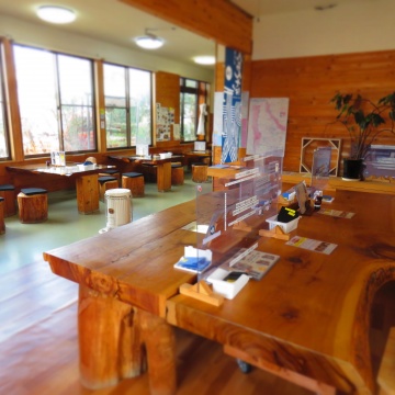 木の温もりあふれる店内